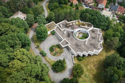 Biely dom s clenitou architekturou v Kosiciach