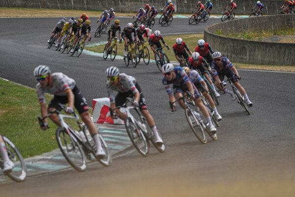 CYKLISTI IDU NA TOUR 10 ETAPU CAKAJU ICH HORSKE PREMIE