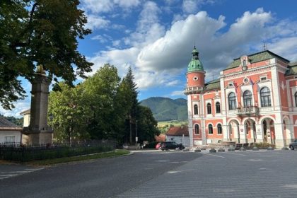 Chatra skryta medzi stromami Historickej vile na Liptove sa blyska na lepsie casy