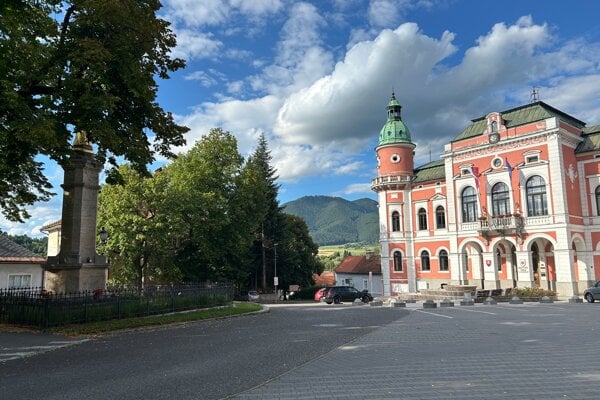 Chatra skryta medzi stromami Historickej vile na Liptove sa blyska na lepsie casy