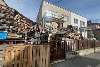 Dvor plny nebezpecneho materialu ohrozuje susedov