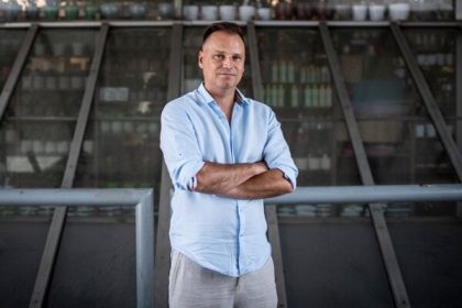 Kandidat na starostu Petrzalky chce zmierit Vallu s vyzyvatelom Susedovi vyfucal pneumatiky