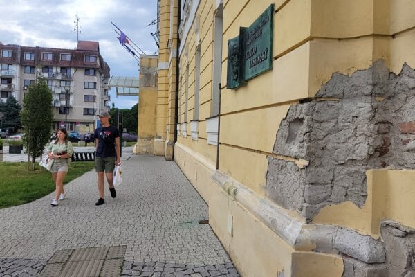 Na fasade su diery voda v podkrovi do vedier