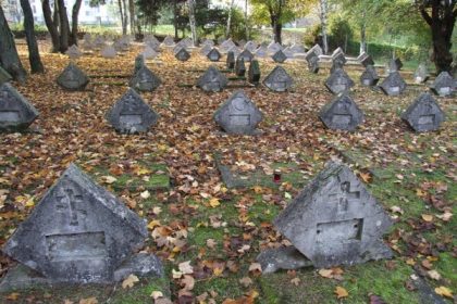 Na unikatnom vojenskom cintorine vycistili nahrobky