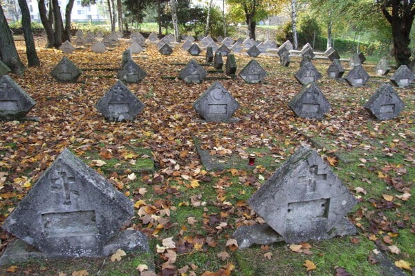 Na unikatnom vojenskom cintorine vycistili nahrobky