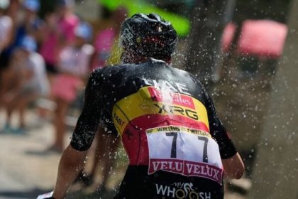 Nastupil v zaverecnom stupani oslavuje vitazstvo na Tour