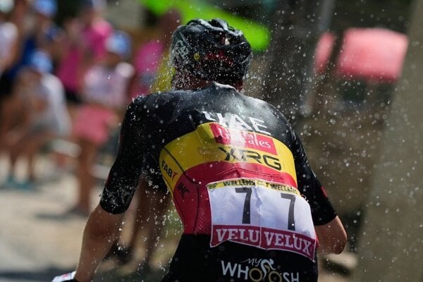 Nastupil v zaverecnom stupani oslavuje vitazstvo na Tour