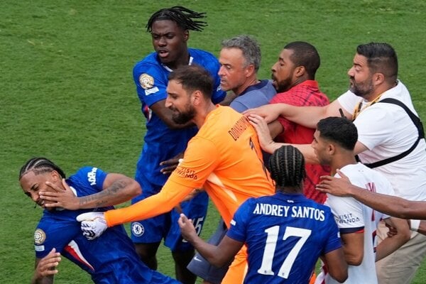 Sialeny zaver finale PSG stratilo nervy trener udrel hrac tahal za vlasy