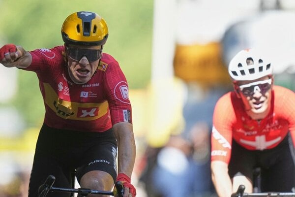 Stihacia jazda Van der Poela tesne nevysla Pogacar na zaver spadol