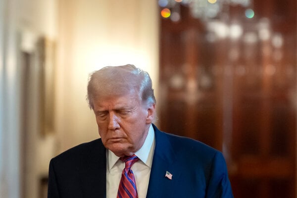 Trump je zrejme v dokumentoch o Epsteinovi novinarom tvrdil opak