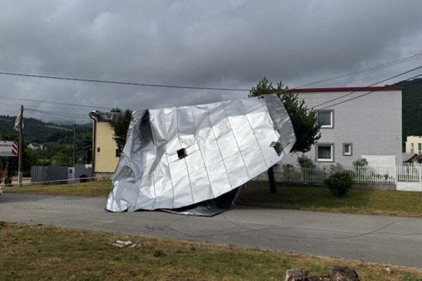 V meste strhlo strechy na desiatich domoch Ministerstva vysvetluju pomoc statu