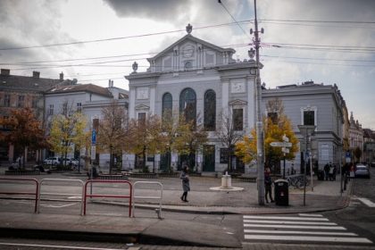 Denne tadial prejdu tisice ludi tusia co sa skryva pod ich nohami