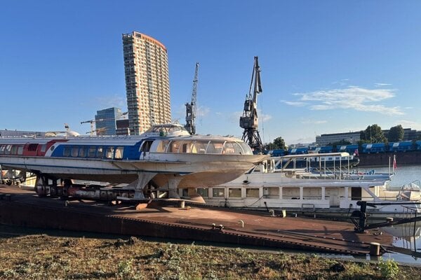 Hasici zasahuju v pristave v Bratislave