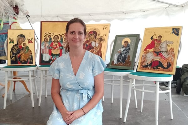 Kritizovali aj jej silonky vravi manzelka knaza