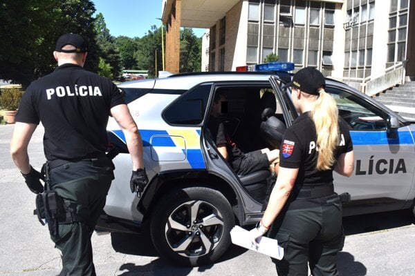 Manzelku prenasledoval vyhrazal sa jej bil ju