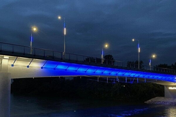 Most nad Vahom zmenil farbu osvetlenia pre ochranu vzacneho hmyzu