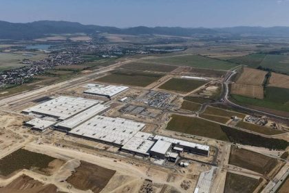 Na vychode rychlo vyrasta obrovska automobilka cuduju sa aj Madari Pozrite si video z dronu