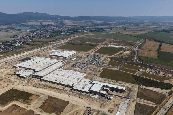 Na vychode rychlo vyrasta obrovska automobilka cuduju sa aj Madari Pozrite si video z dronu