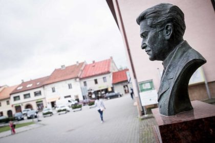 Necakane hlasovanie zastupitelstva v Rajci Odstrania bustu vojnoveho zlocinca Durcanskeho