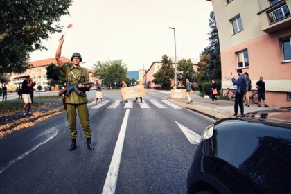 Po dievcati presla vojenska cisterna