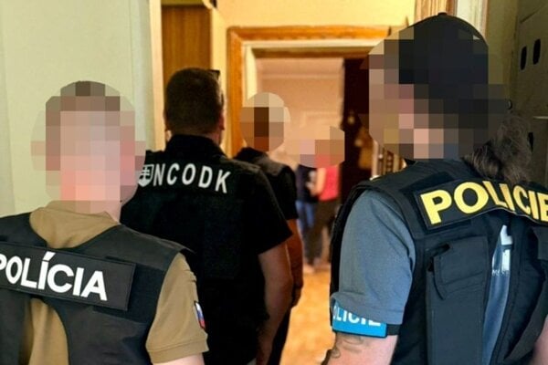 Podozrivy z vyhrazok skolam utiekol do Bieloruska