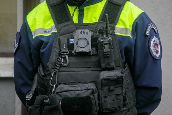 Policajt chcel podanim ruky upokojit situaciu Radnica preverila incident v Lucenci