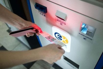 Policajt si ponechal e kolky zo stoviek ziadosti Na poste mu vyplatili 19 tisic eur