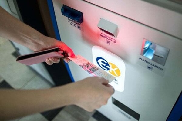 Policajt si ponechal e kolky zo stoviek ziadosti Na poste mu vyplatili 19 tisic eur