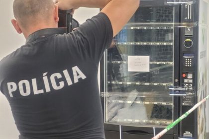 Policia z obchodneho domu odniesla dalsi automat