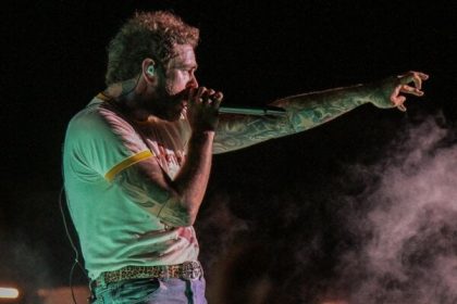 Politiku nechali pred branami rozdavali kondomy