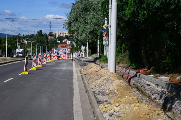 Starostka Karlovej Vsi strasi obyvatelov cyklotrasou