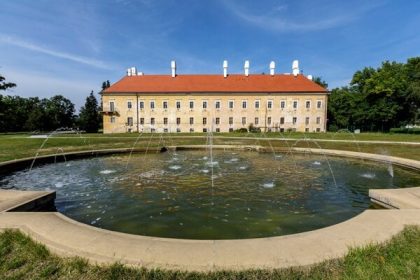 Synagoga kastiele a anglicke parky Mesta na Zahori prekvapia skrytymi pokladmi