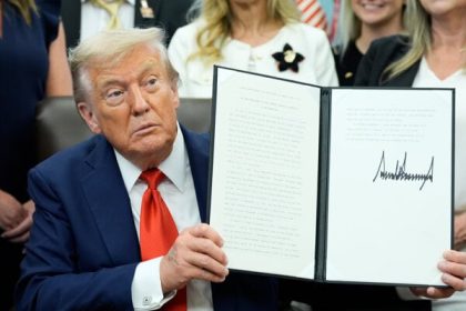 Trumpove opakovane modriny na rukach vyvolavaju obavy o jeho zdravie