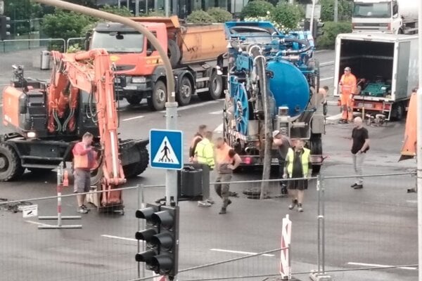 Uplne uzavreli hlavnu krizovatku v Nitre