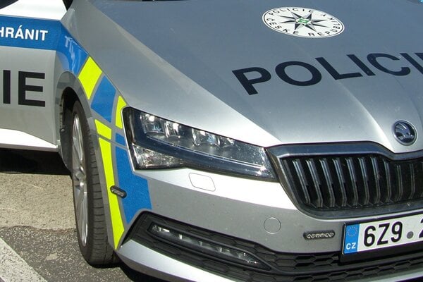 Vyliezol na strechu a volal policiu bal sa mafie