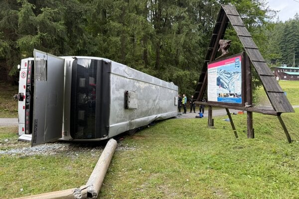 Autobus s detmi narazil v Cesku do stlpa a prevratil sa zranilo sa 34 osob