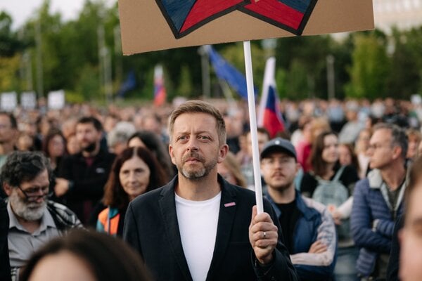 Blanara so Sutajom Estokom rozladila ucast Rakusana na protestoch