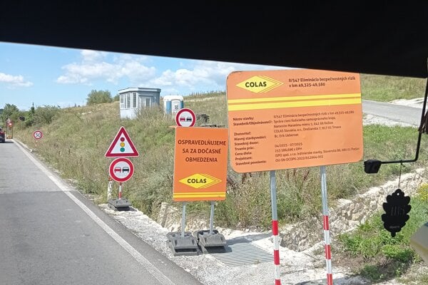 Cestu na Spisi opravuju pol roka prace zastali Vodici cakaju na semaforoch