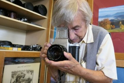 Ma 89 rokov a stale uci deti caru analogovej fotografie