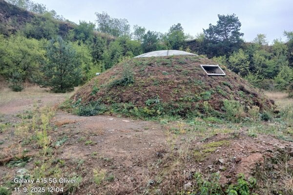 Na Korytnacom bunkri sa podpisuje nepriazen pocasia Umenie v prirode ma vydrzat este rok