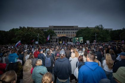 Nehlasujte s Ficom krical dav pocas prejavu Majerskeho