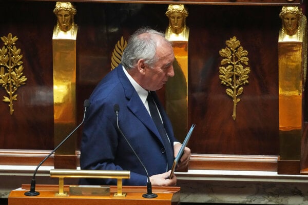 Premierovi vyslovili nedoveru Macron ma problem