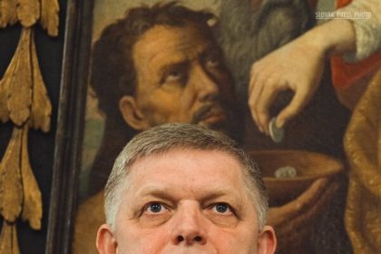 Protivladne protesty premier pred zobrakom novy papez