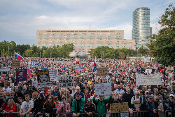 Rusaju symboly demokracie protesty ozili v 16 mestach