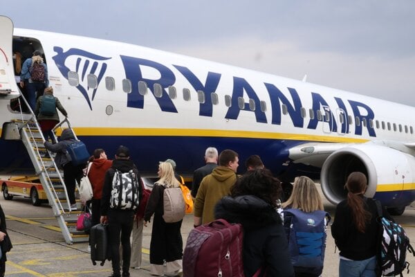 Ryanair coskoro zakaze papierove letenky poplatok 55 eur