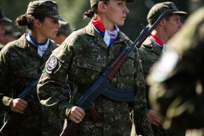 V Cesku plati branna povinnost pre zeny aj muzov na Slovensku ju ani nezvazujeme