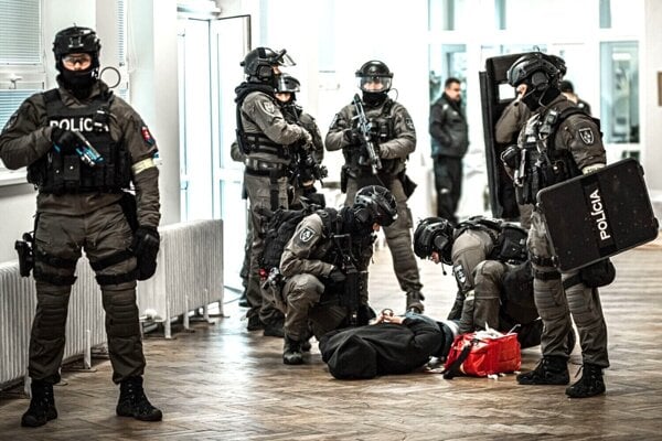 V kauze Funeral sud prepustil expolicajta z vazby