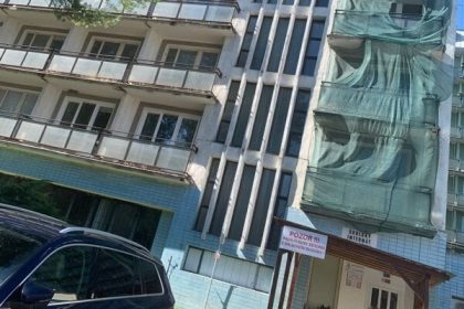 Z balkonov opadava beton zo stien omietka Okolo internatu ludia chodia na vlastne riziko