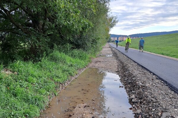 Blato nuti chodcov na cyklotrasu spory vznikaju kraj upravu chodnika neplanuje