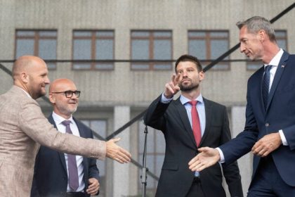 Opozicia ma co vysvetlovat volicom Test spoluprace Majersky na proteste v Bratislave